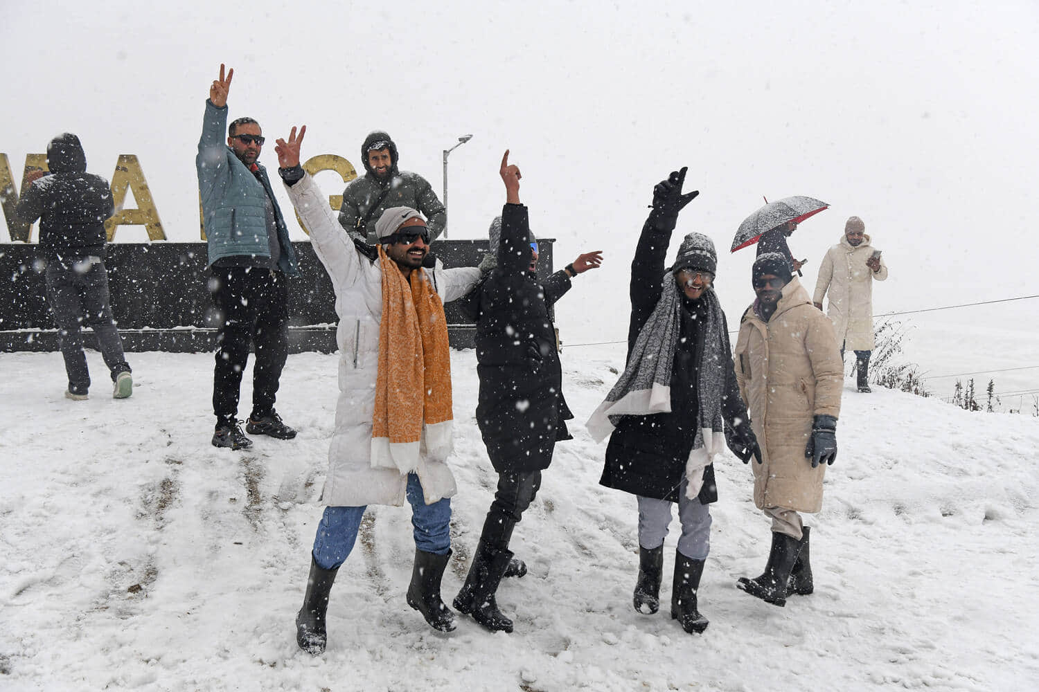 चिल्ले कलां के पहले दिन गुलमर्ग में बर्फबारी के दौरान पर्यटक। संवाद