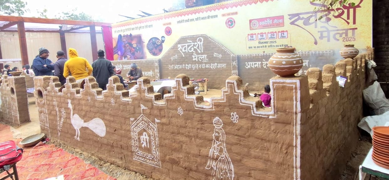 People tasted mustard greens and millet roti in Haryanvi Kachhi Dhani.