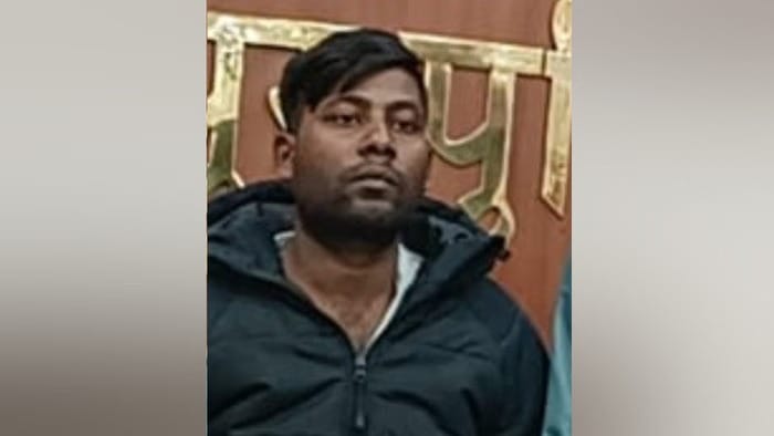 The fake IAS officer is still showing off his authority in jail... telling the inmates, "I'll get bail for everyone."