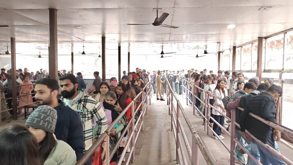 More than 34,000 tourists visited the Taj Mahal.