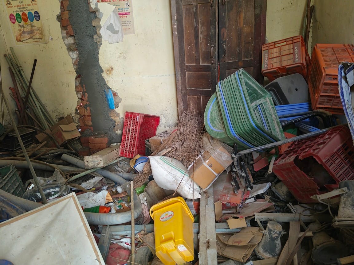 Questions about the cleanliness of the city, garbage scattered, dustbins found lying in the junk.