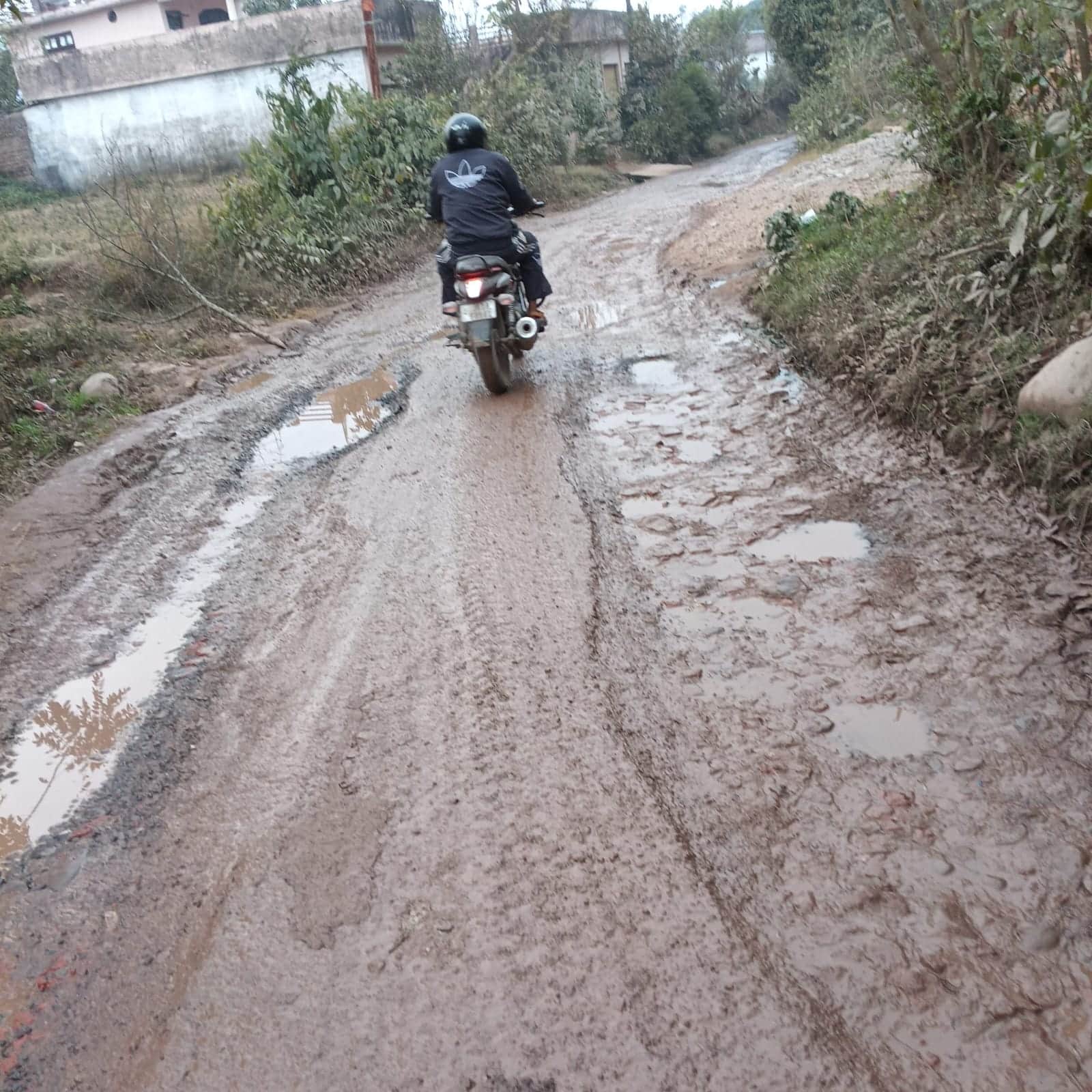 फिंतर से किशनपुर सड़क पर बड़े गहरे गड्ढे ।स्रोत जागरूक पाठक।