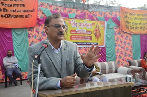 गर्ल्स हायर सेकेंडरी स्कूल परिसर में आयोजित हिंदू सम्मेलन को संबोधित करते मुख्य वक्ता।संवाद