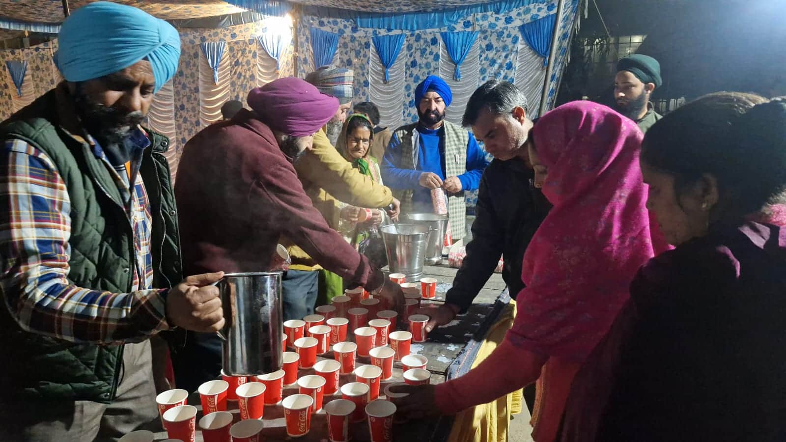 जीएमसी कठुआ में गर्म दूध का लंगर परोसती सिक्ख संगत। संवाद