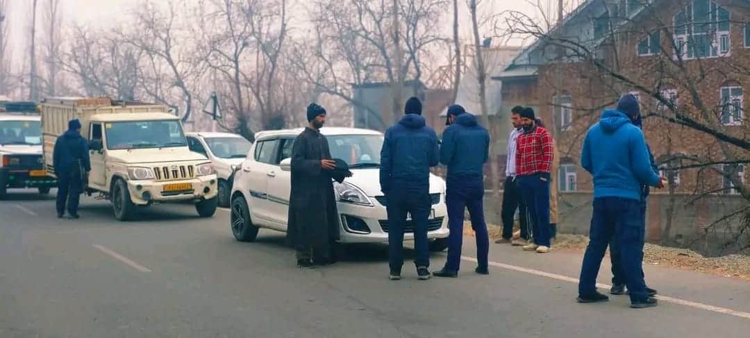 कुलगाम में चलाया यातायात जांच अभियान। स्रात पुलिस