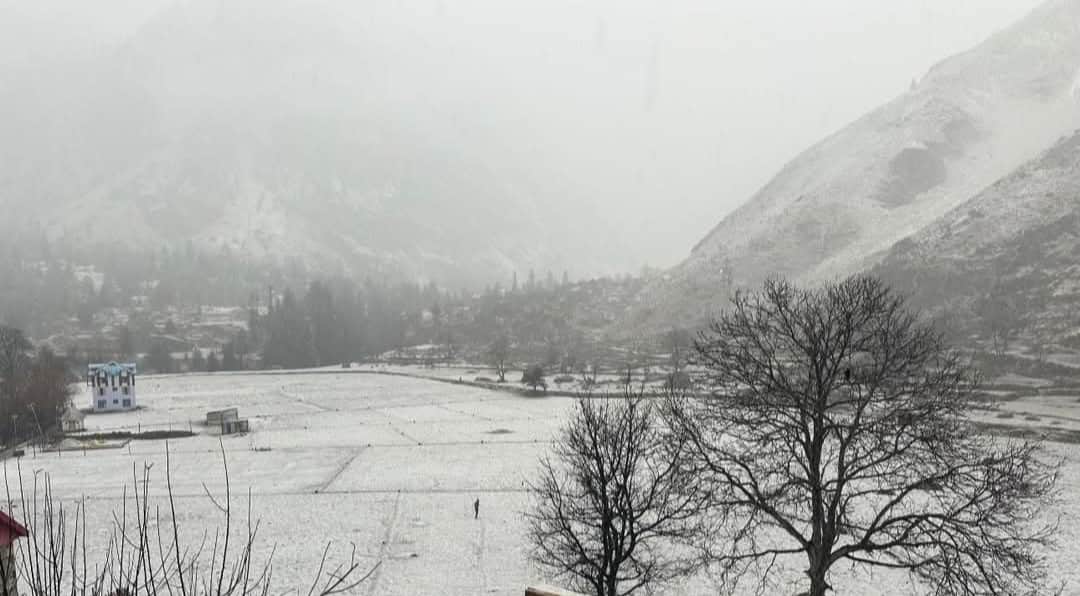 किश्तवाड़ के ऊपरी इलाकों में बर्फबारी...