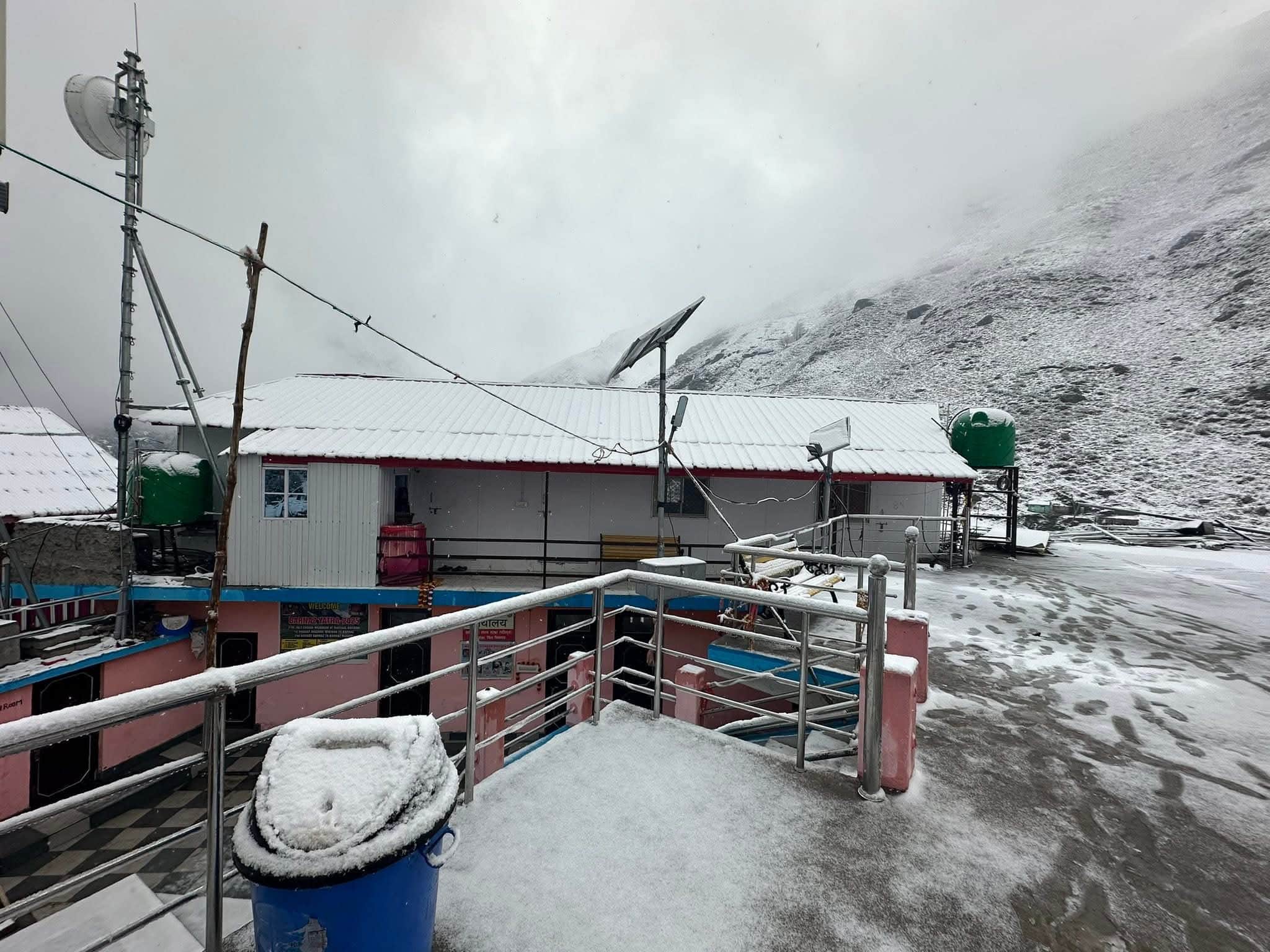 किश्तवाड़ के ऊपरी इलाकों में ताज़ा बर्फबारी, ठंड बढ़ी, मौसम हुआ सुहावना---सौशल मीडिया