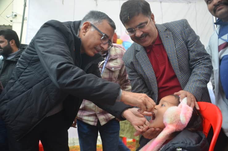 कठुआ में पल्स पोलियो अभियान के दौरान बच्चे को दवा की खुराक पिलाते डीसी राजेश शर्मा। संवाद