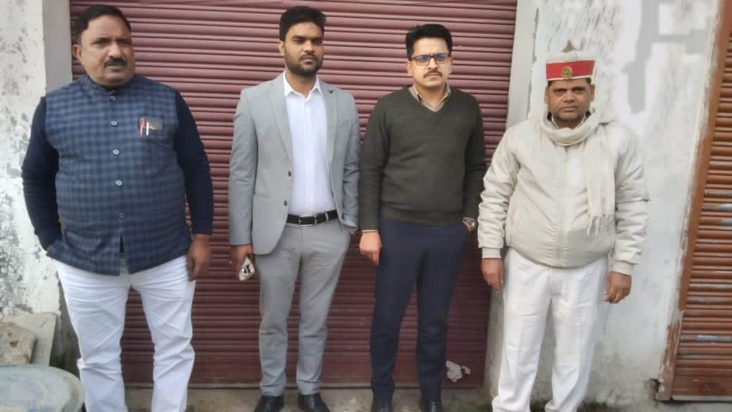 खाद की दुकान को सील करते जिला कृषि अधिकारी। स्रोत, विभाग