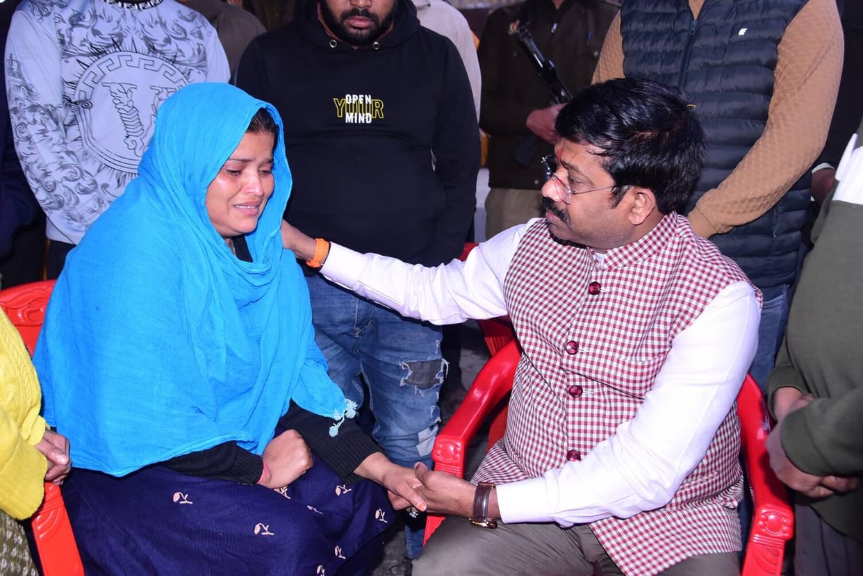 Minister Nandi consoled the family of the deceased sanitation worker.
