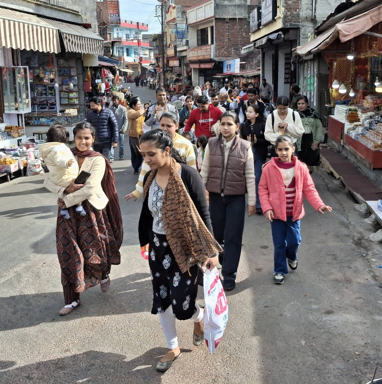 10,000 devotees bow down at the Maa Chintpurni Temple