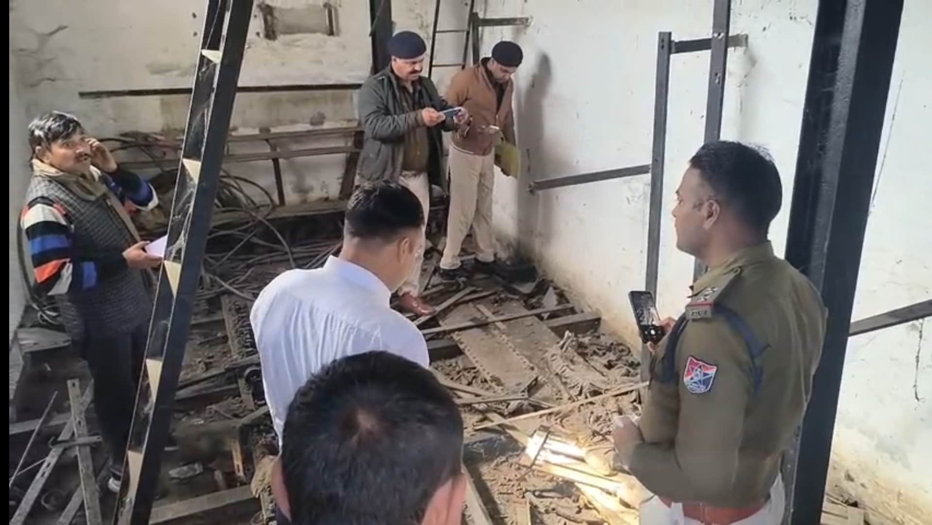 मौके की जांच करते पुलिसकर्मी।