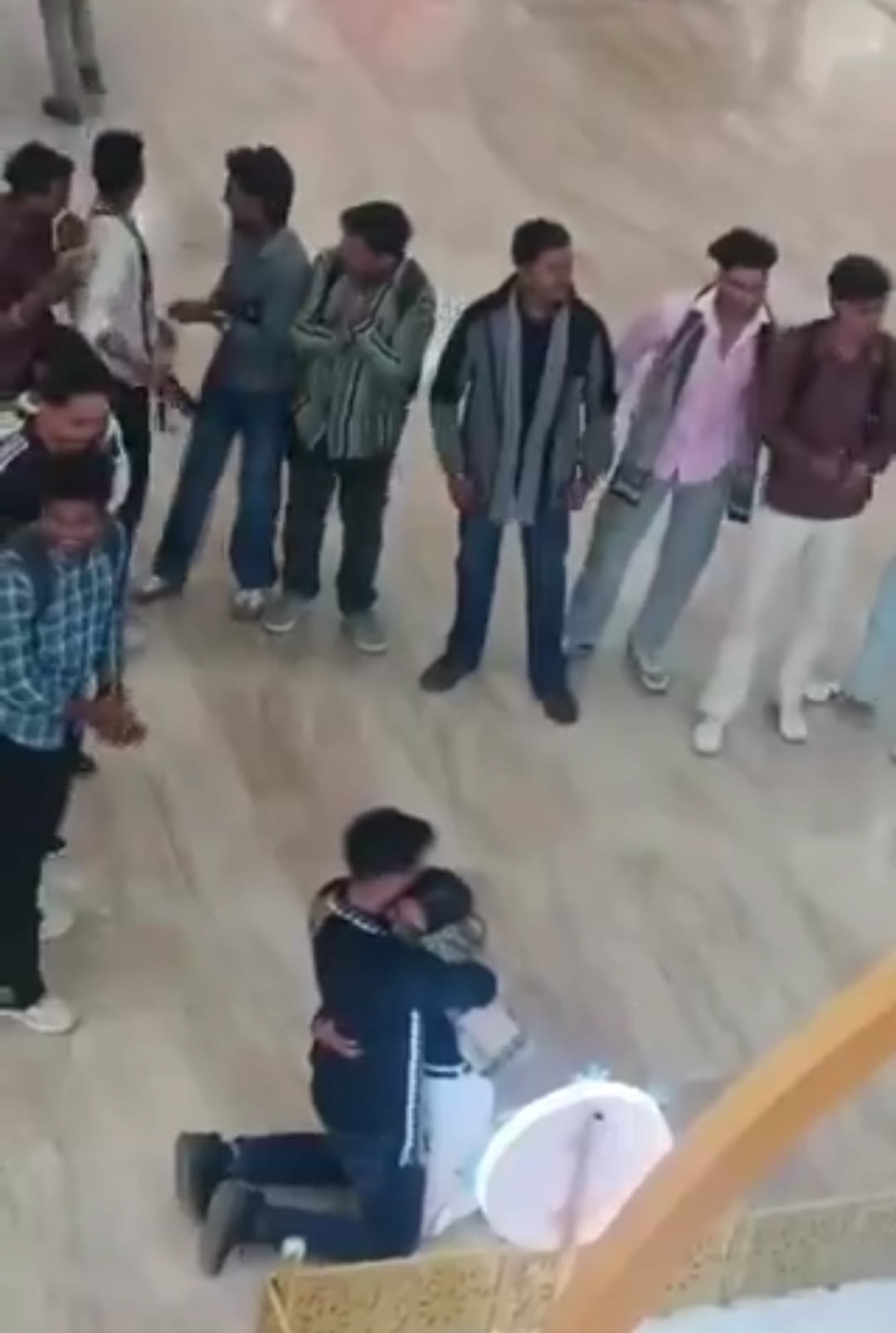 A young man demanded a girl in a mall, the video went viral.