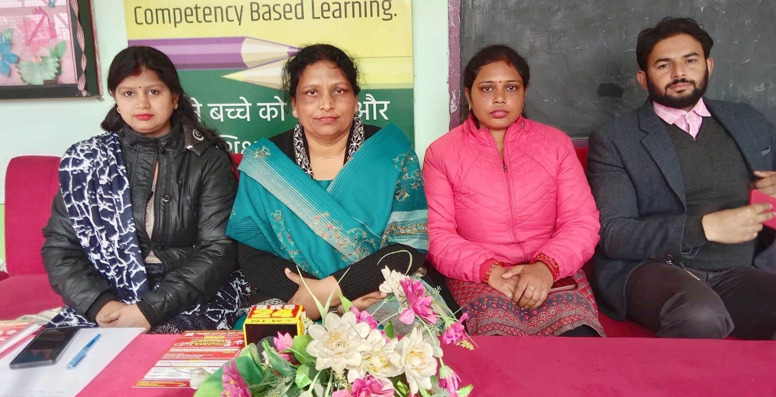 मिशन इंग्लिश स्कूल में पत्रकार वार्ता के दौरान जानकारी देती मैनेजिंग डायरेक्टर शोभा फ्रांसेस। 