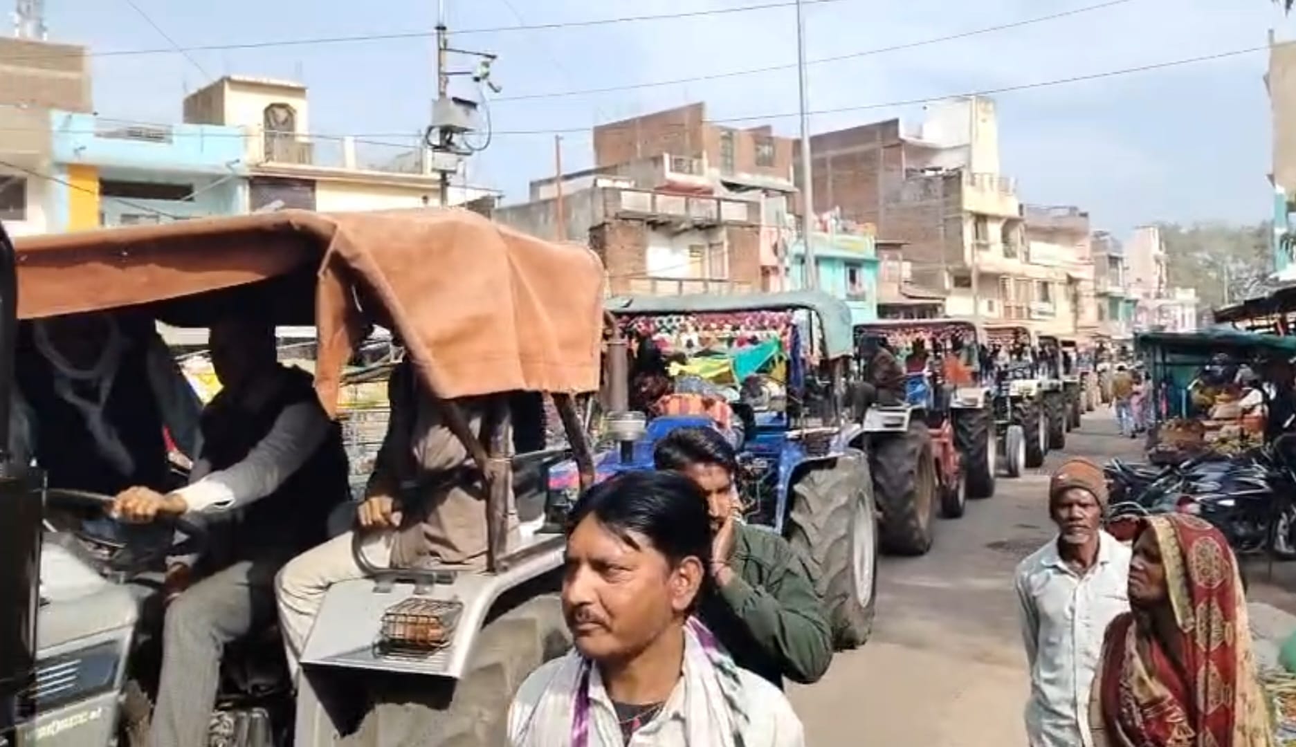 प्रदर्शन करते किसान।
