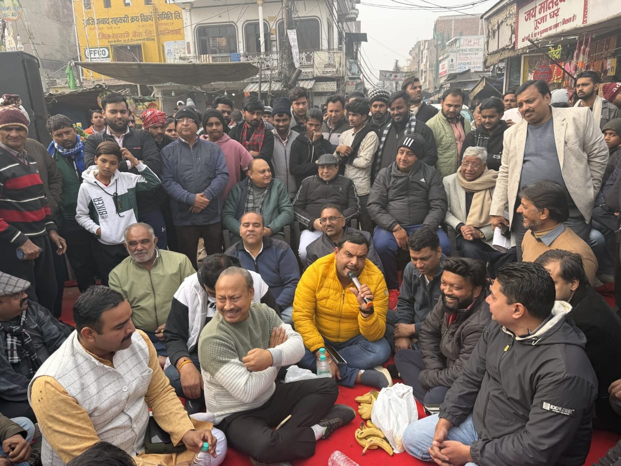 After the protest of the traders, the police and the corporation team stopped the Paith Bazaar.