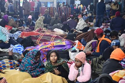 Due to fog, more than 10 trains were delayed, and the Gorakhdham Express arrived in the evening.