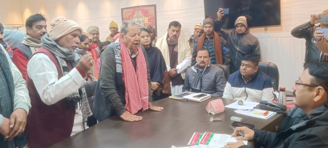 The Samajwadi Party has made Nitish Kumar's statement about women an issue, and submitted a memorandum.