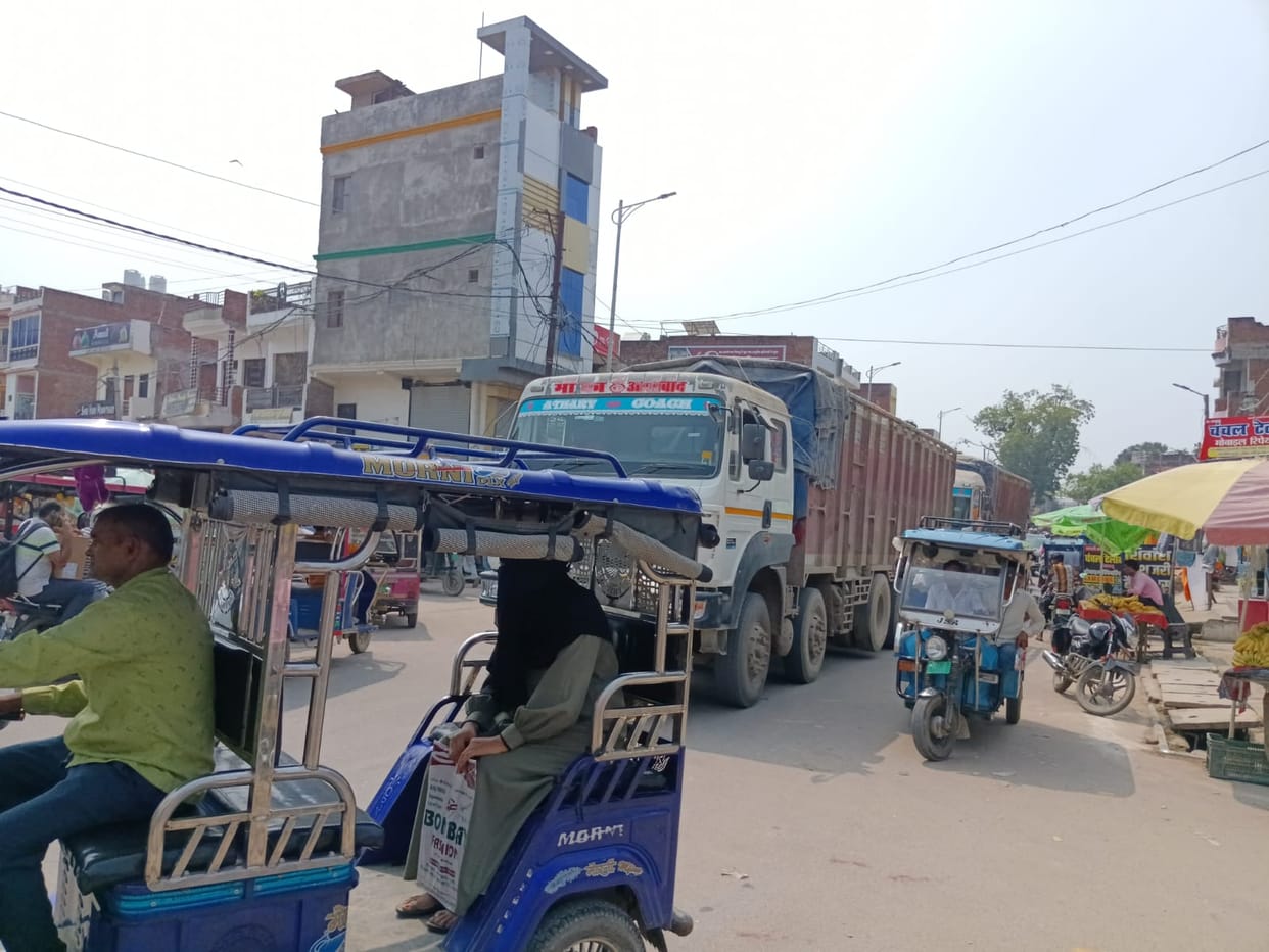 Traffic jam at Saini intersection which has become a vehicle stand, commuters are troubled.