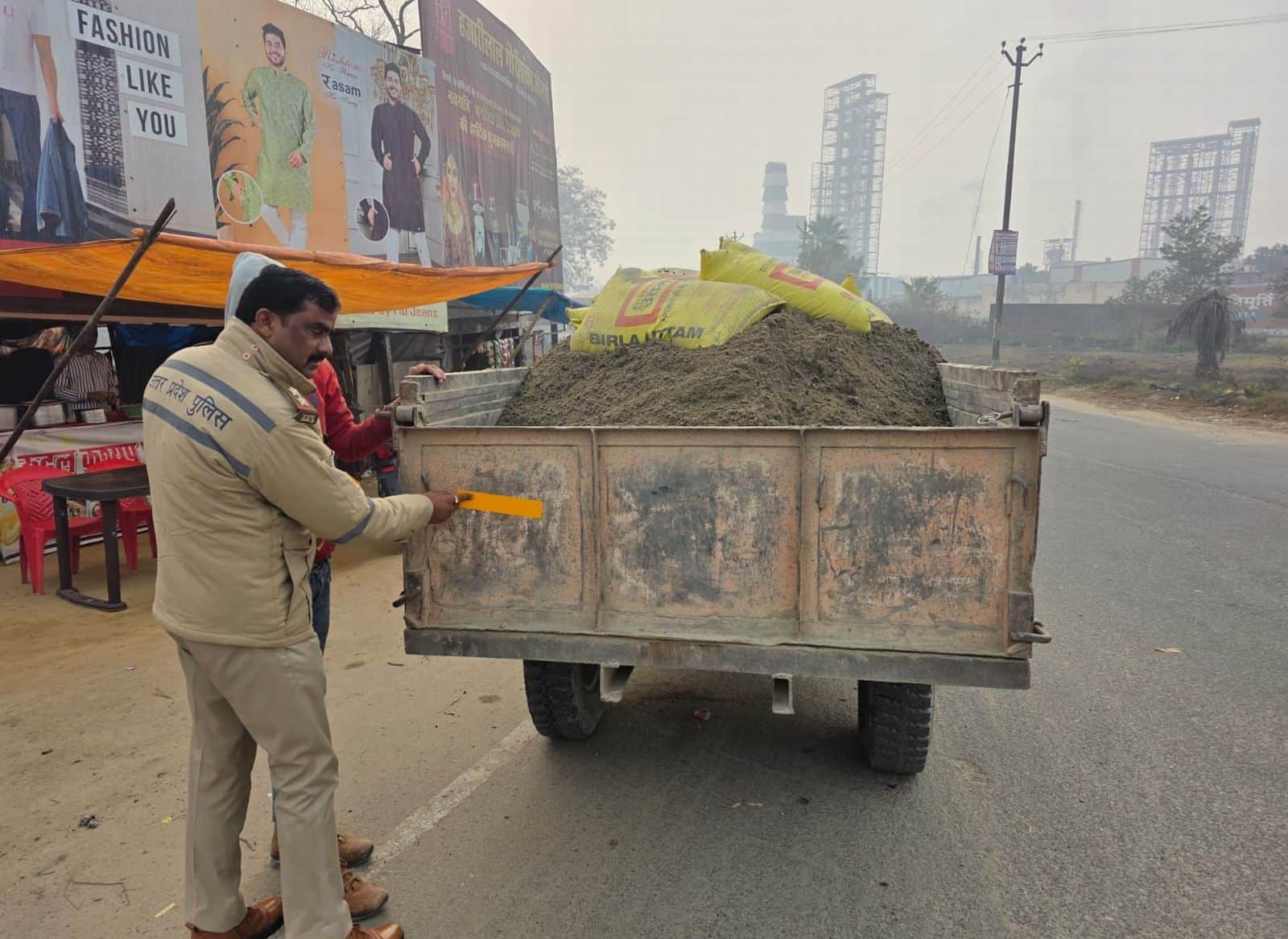 सड़क पर रिफलेक्टर लगाते यातायात प्रभारी आरएल राजपूत। स्रोत- विभाग