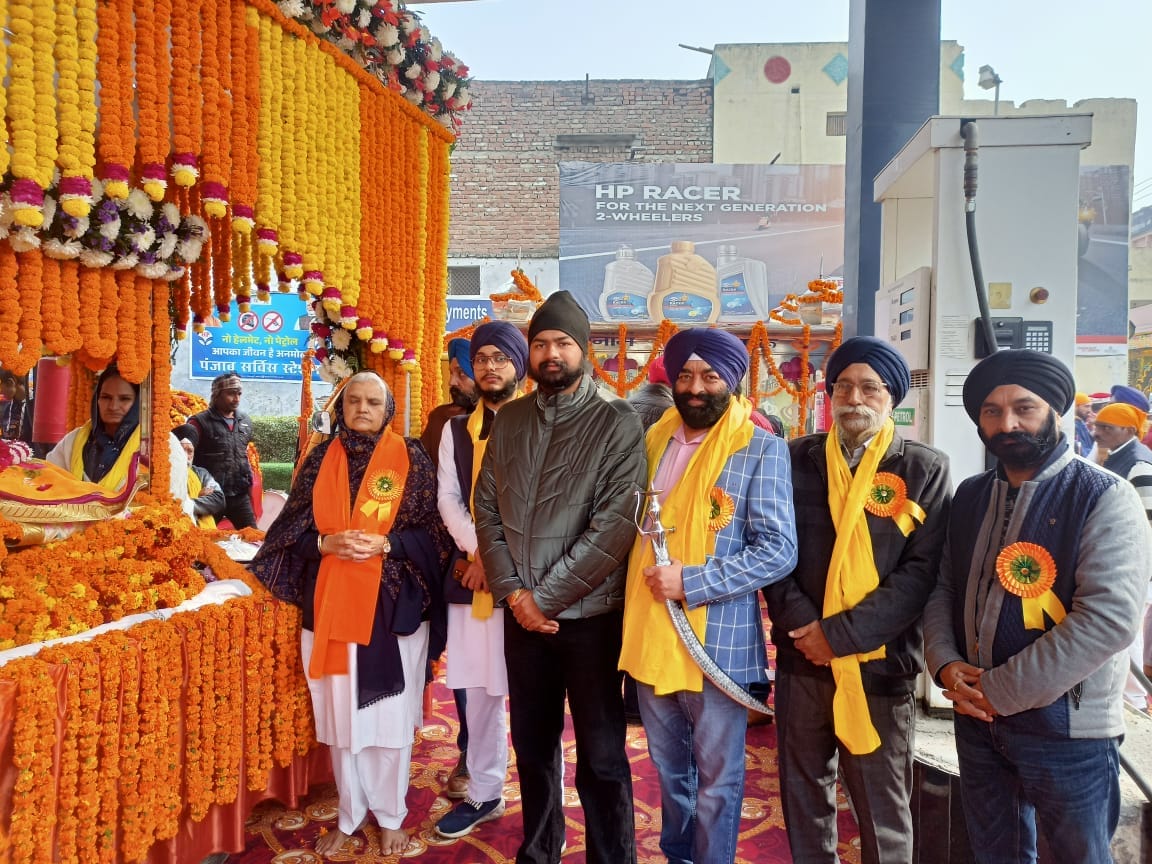 Flowers were showered on the procession, and the Gatka party's performances were the center of attraction.