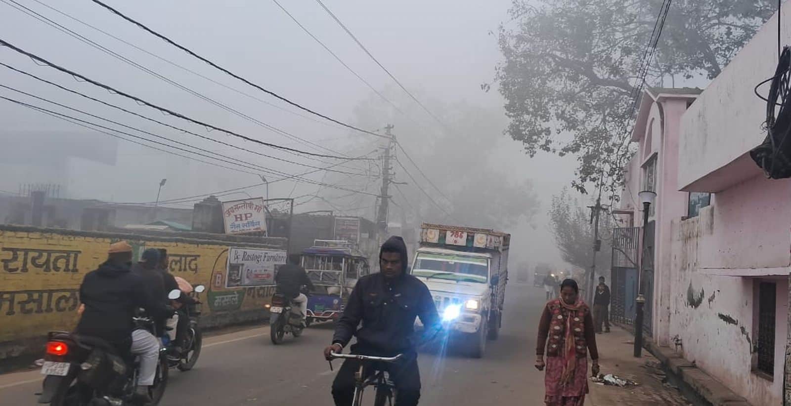 शहर के अंदर भी वाहनों की लाइट जलाकर निकले लोग। संवाद