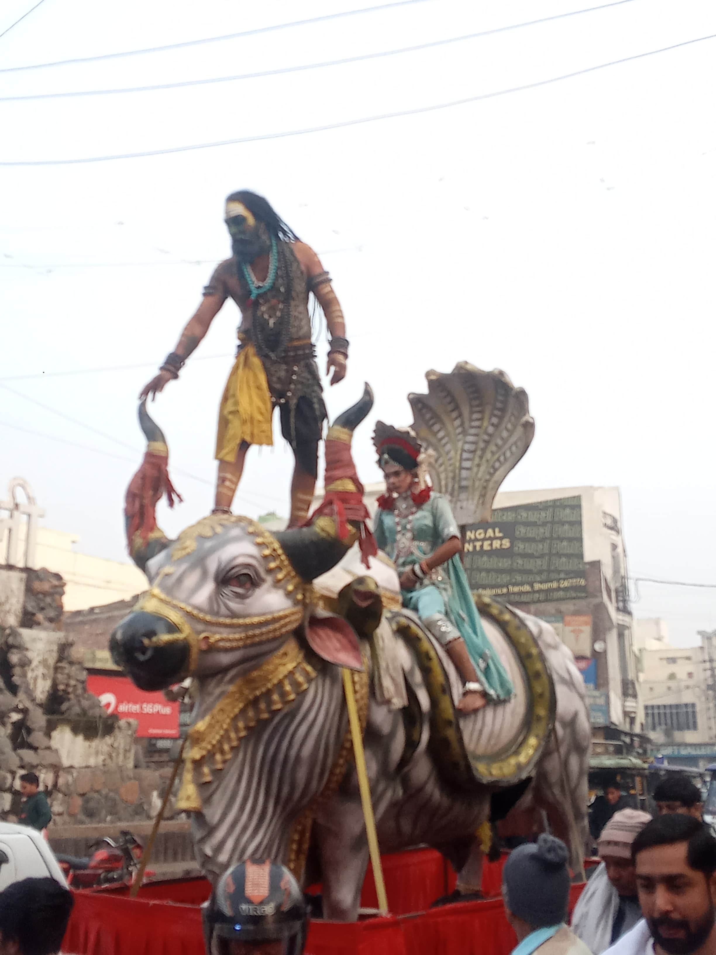 शामली में संत नामदेव जन्मोत्सव पर शोभायात्रा में भोले शंकर की वेष -भूषा में नृत्य करते कलाकार ।