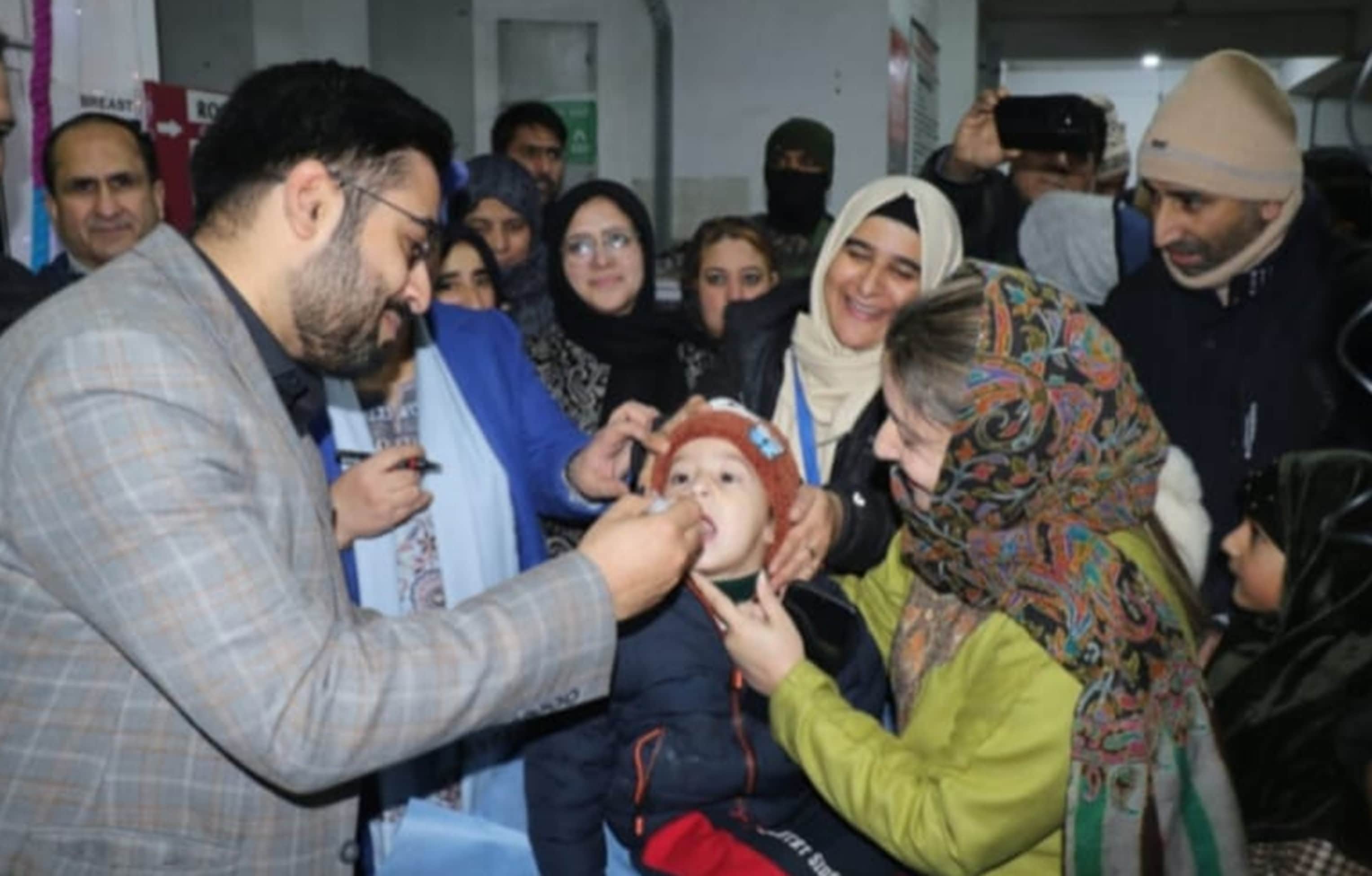 श्रीनगर में बच्चे को पोलियो ड्रॉप पिलाकर किया अभियान का शुभारंभ। स्रोत प्रशासन