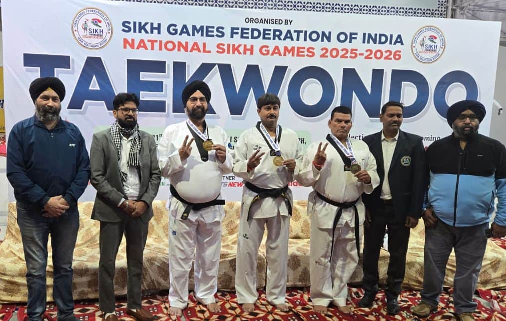 ताइक्वांडो प्रतियोगिता में स्वर्ण पदक विजेता अजय पाल सिंह साथ में अन्य। स्रोत स्वयं