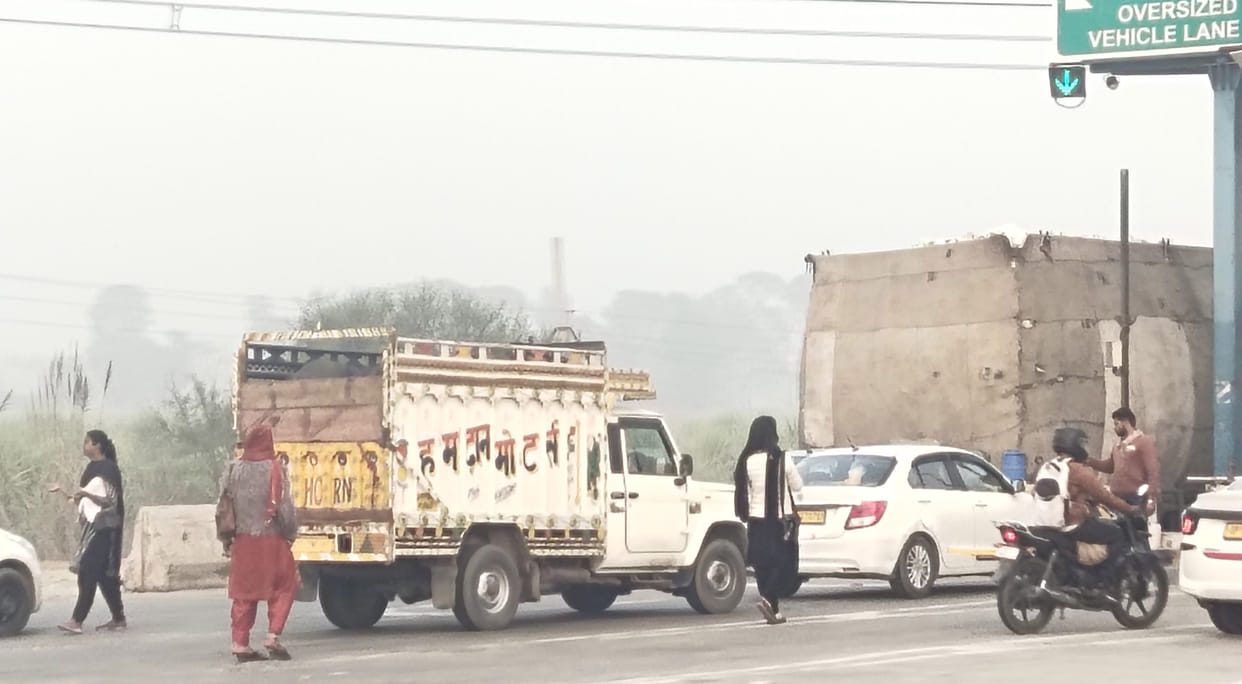 Fake transgenders extort money from drivers at Sanauli toll