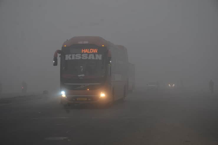 धुंध के दौरान हाइवे से गुजरना वाहन। संवाद