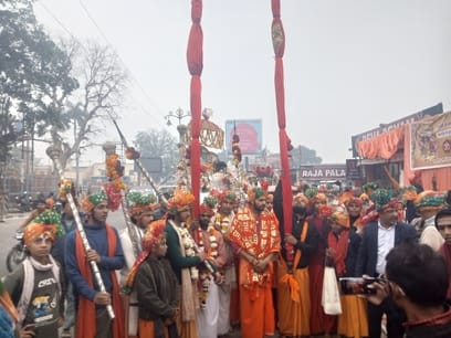 A procession was taken out on the occasion of Prakatyotsav, people gathered for darshan