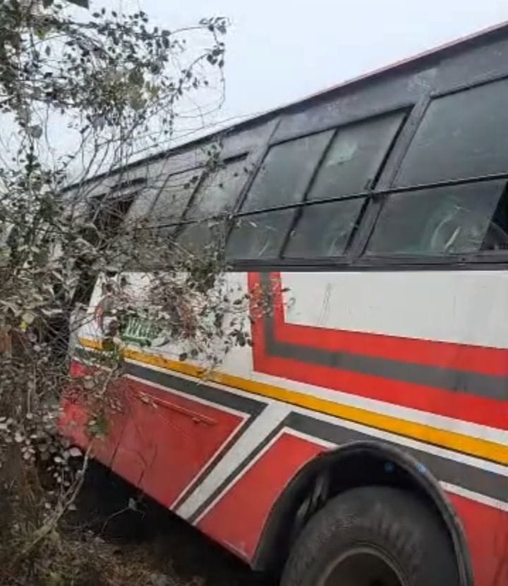 The bus veered off the road into a field due to the fog; the passengers narrowly escaped injury.