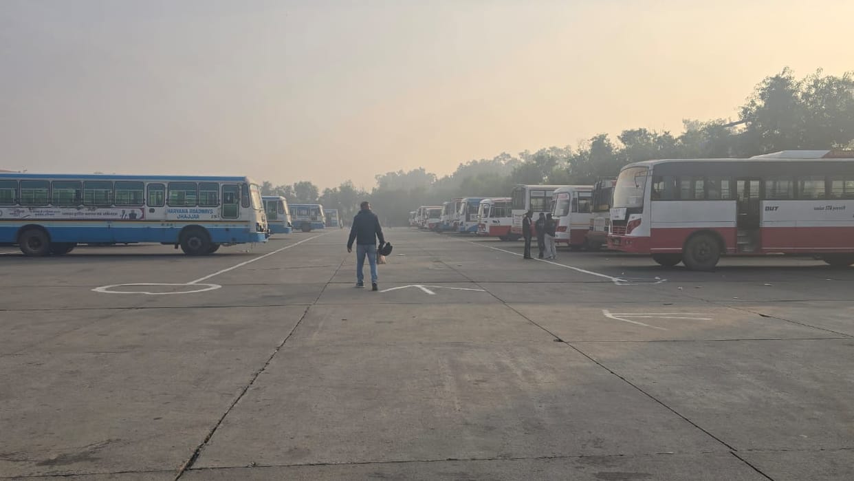 Due to the fog, the roadways department has carried out marking at the bus station.