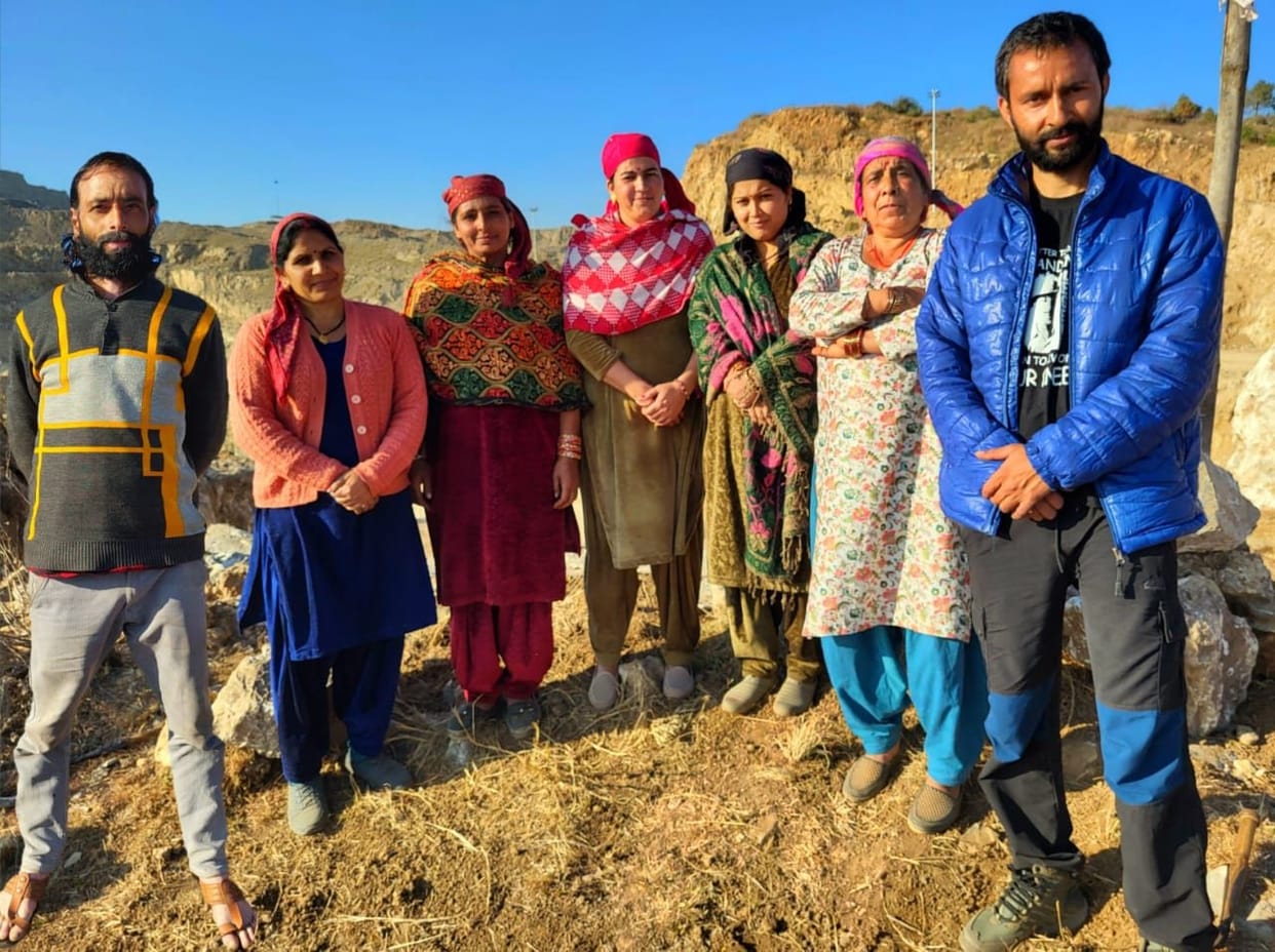 The protest continued on the 26th day, with the affected people on hunger strike.