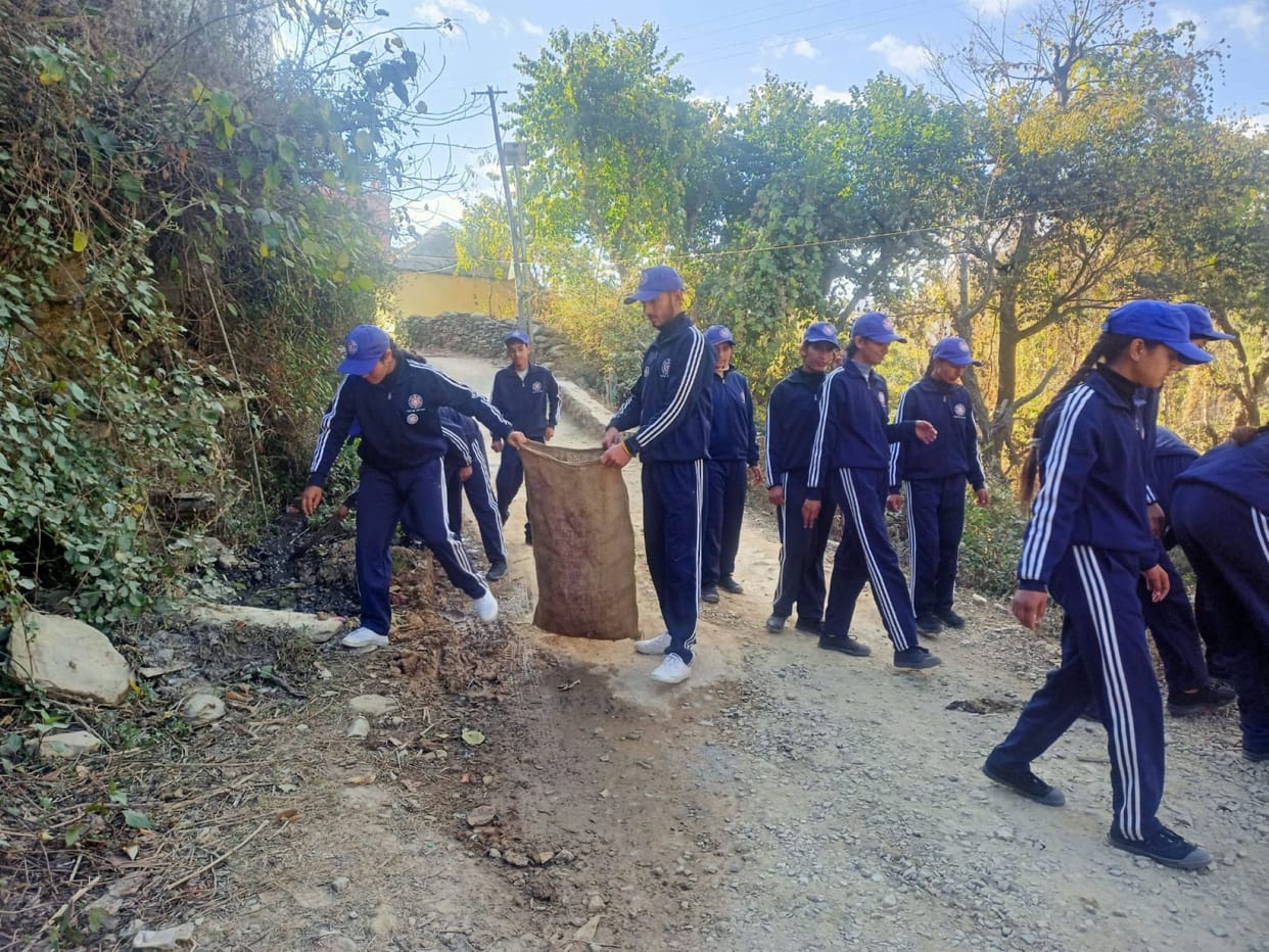 Volunteers learnt the tricks of environmental protection along with the cleanliness campaign