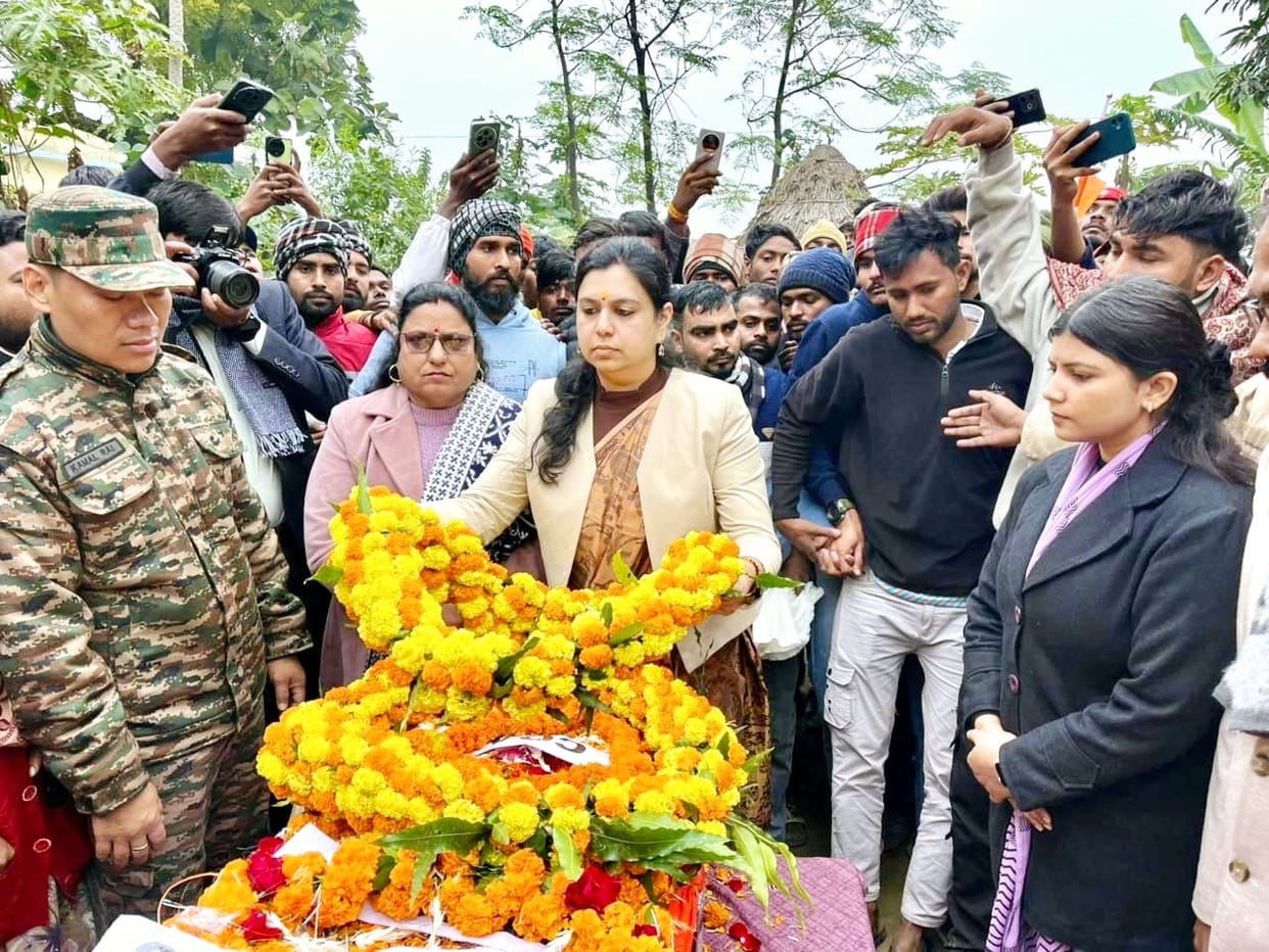 Agniveer's body brought to the village, DM pays tribute