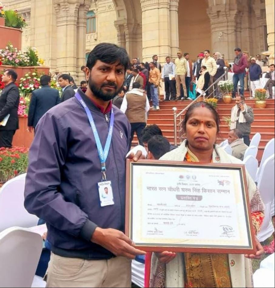 Farmers who achieved good production in paddy, wheat, mustard and groundnut were honored.