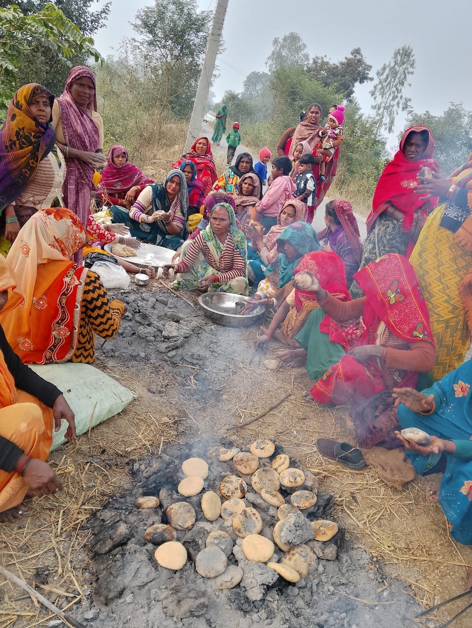 In protest against the liquor shop, they set up a stove in front of it and cooked food.