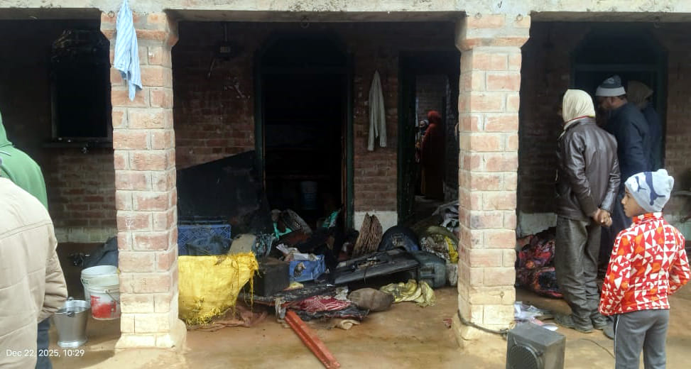 A short-circuit caused a fire, burning the house to ashes.