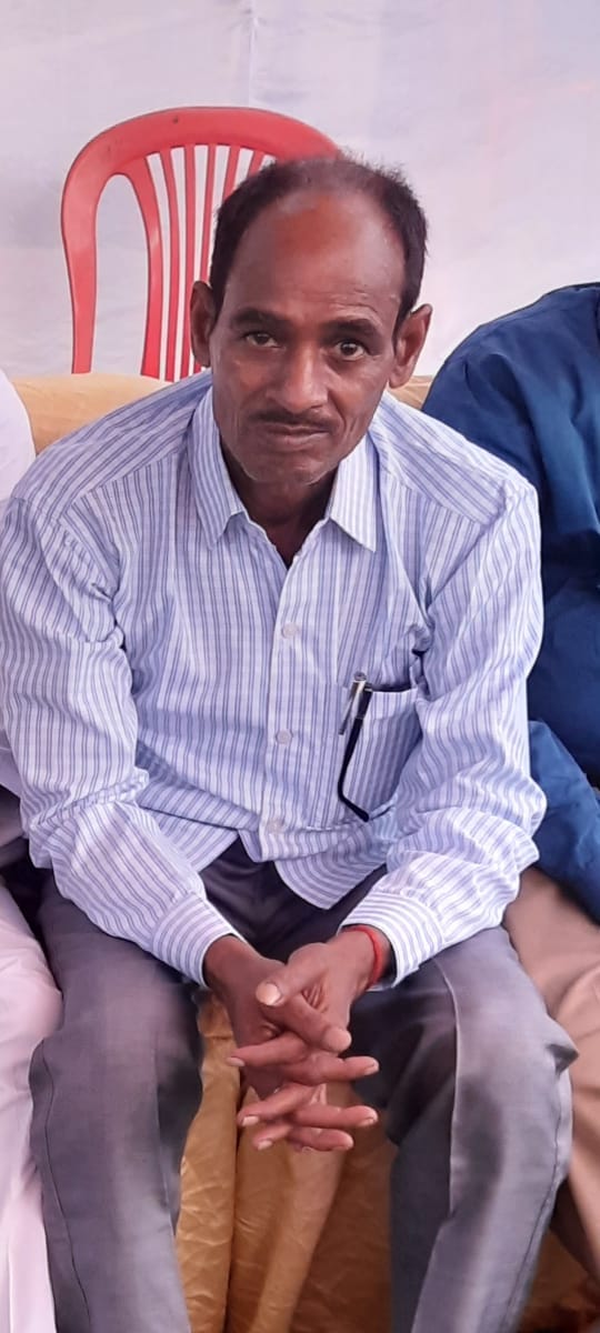 An elderly man who got off a train and boarded an e-rickshaw died after his condition deteriorated.