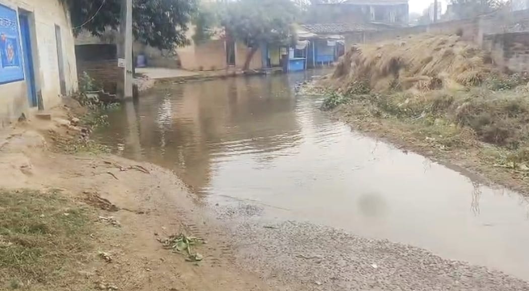 Muttaur Minor of Lower Ganga Canal breached, 500 bighas of crops submerged