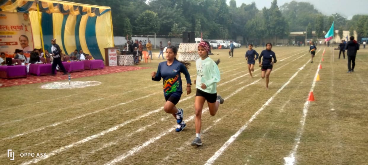 Menka from Hamirpur ran faster than Reshma from Charkhari.
