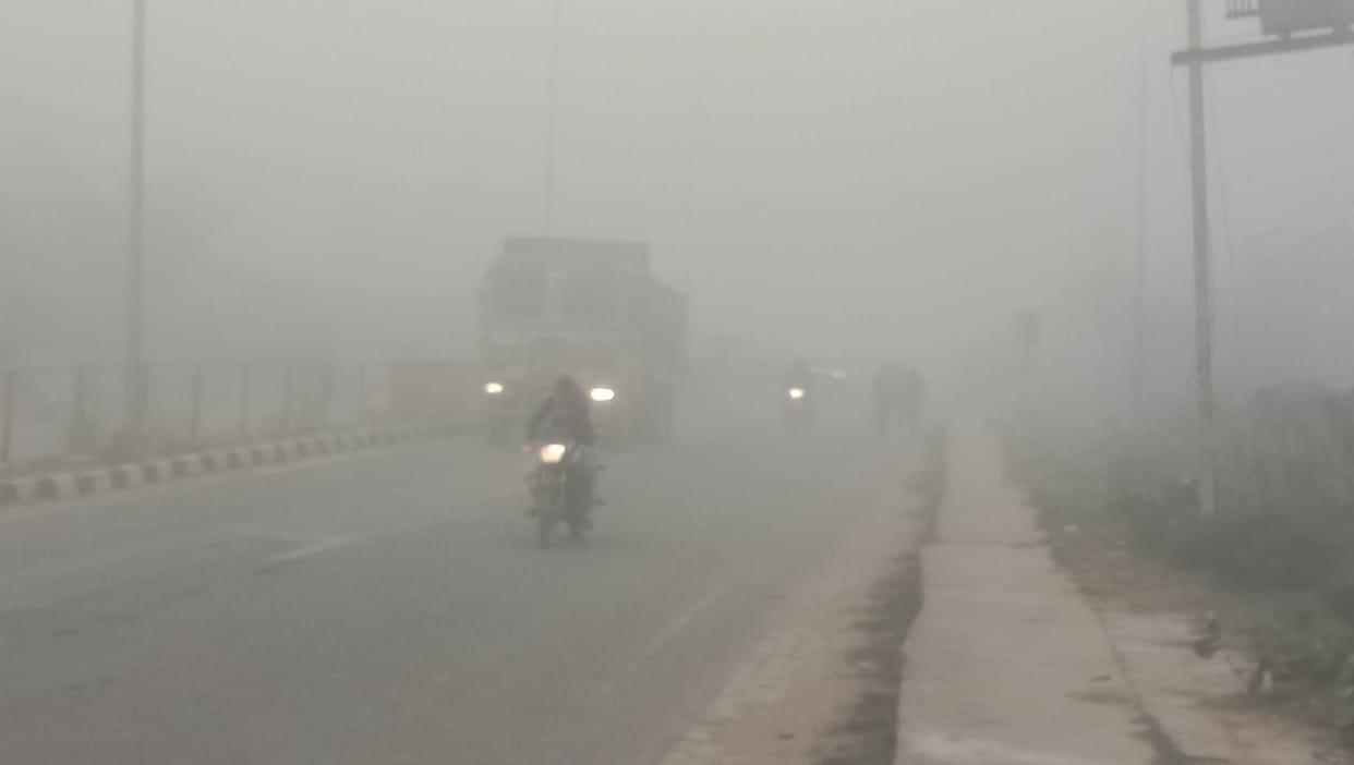 After five days, the sun came out for two hours; fog persisted until afternoon, with visibility at 10 meters.
