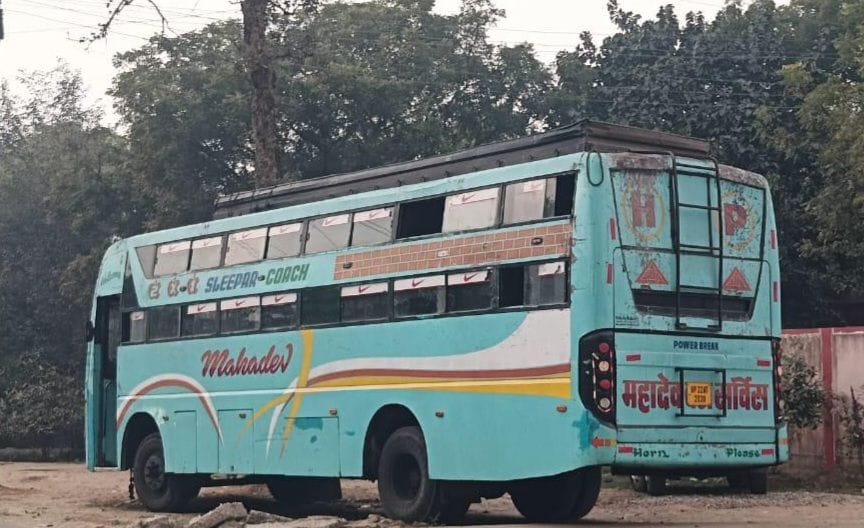Staff of a sleeper bus bound for Himachal Pradesh were assaulted.