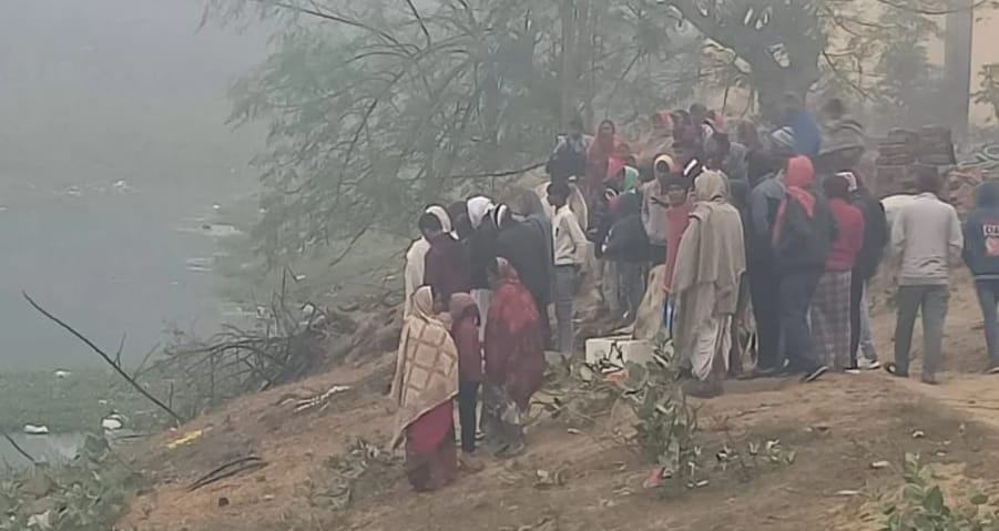 घटनास्थल पर ग्रामीणों की भीड़