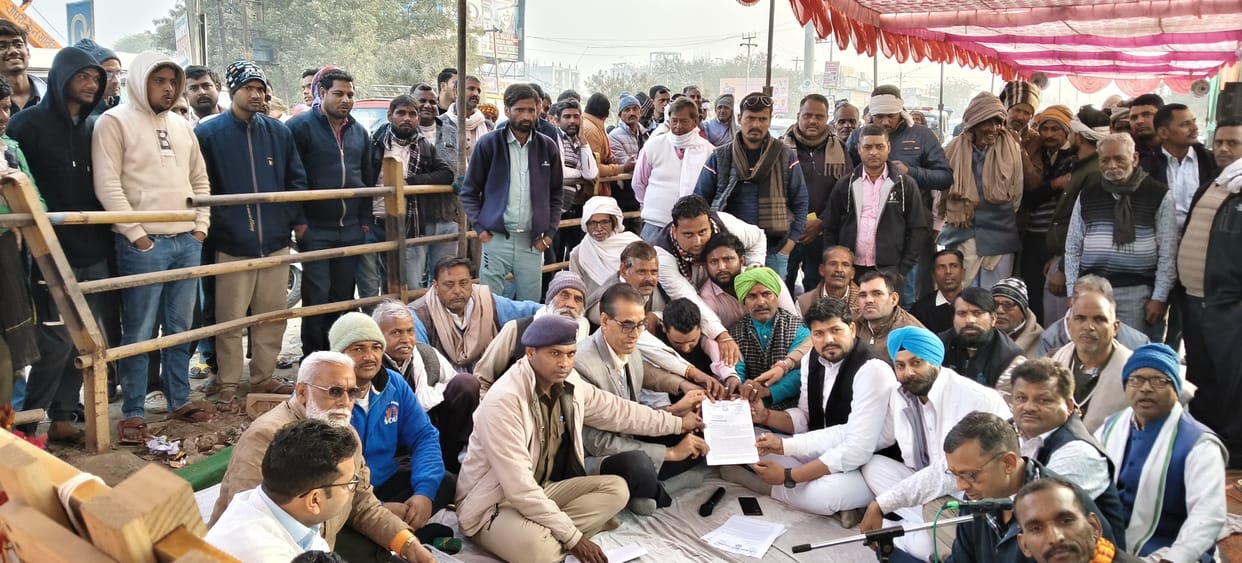 Farmers recited Sundarkand on the highway to protest against the neglect of their problems.