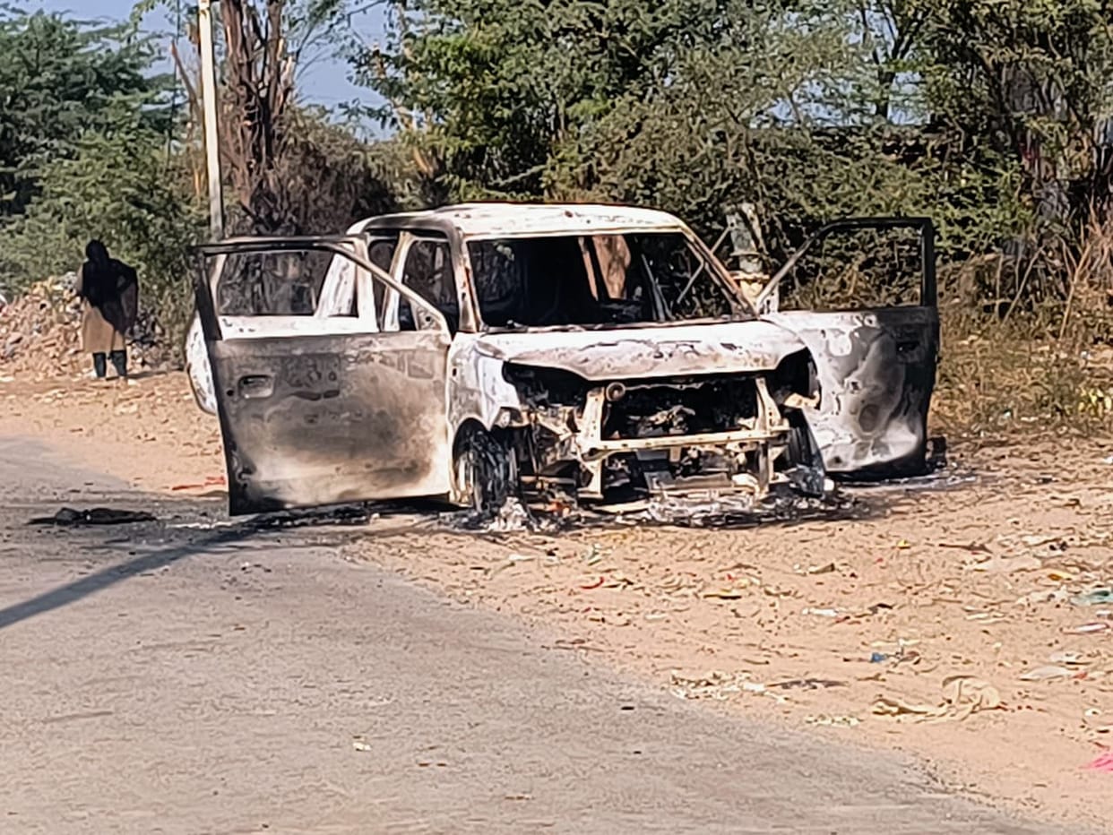 A moving car caught fire, the driver jumped out to save his life.
