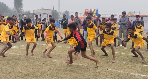 Preeti of Palia Kalan won the 400 meter race for girls.