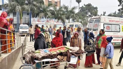 महिला की मौत के बाद सदर अस्पताल में मौजूद लोगों की भीड़